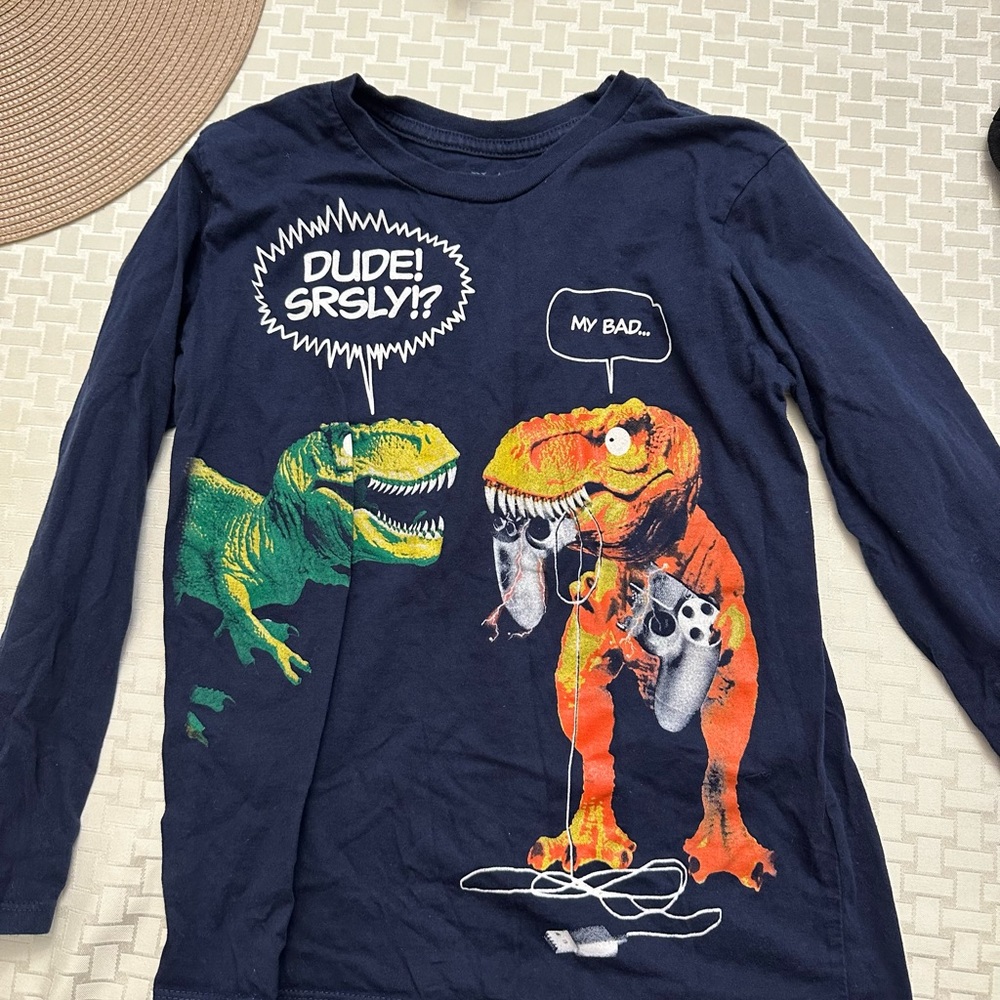 Dinosaur navy blue tee in size medium (7/8)